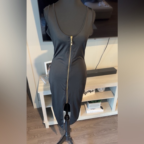 Black Zip Dress Figure Flattering - Picture 1 of 3